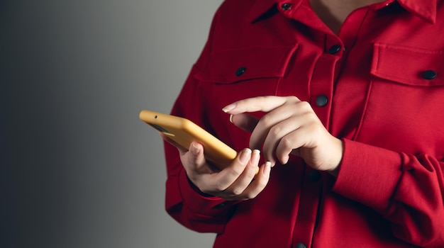 Mujer usando teléfono inteligente y pantalla táctil