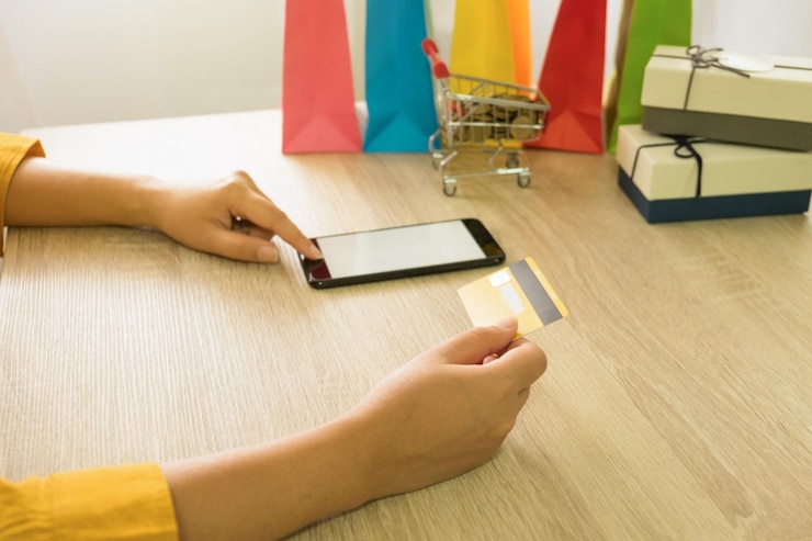 Foto mujer usando teléfono inteligente y tarjeta de crédito para comprar en línea