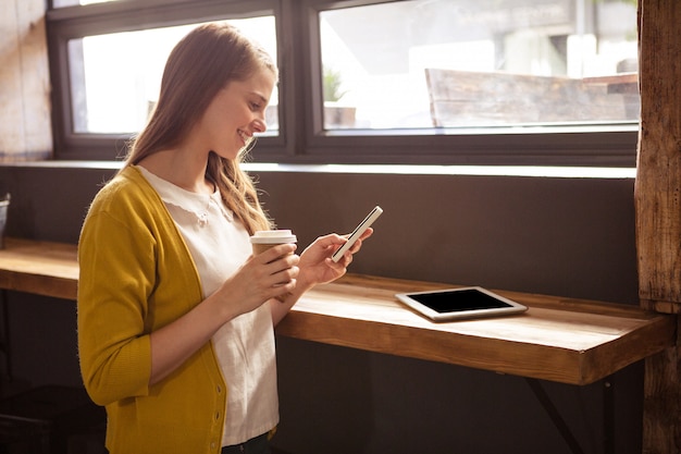 Mujer usando un teléfono inteligente