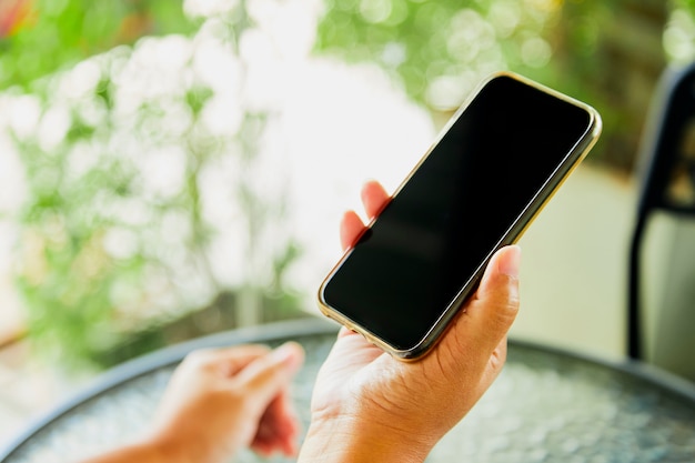 Mujer usando un teléfono inteligente