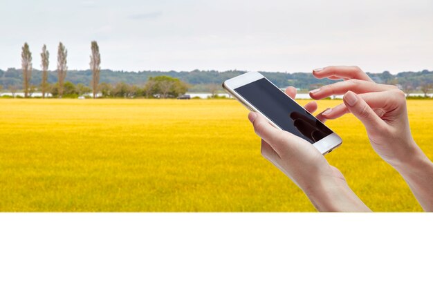 Mujer usando un teléfono inteligente