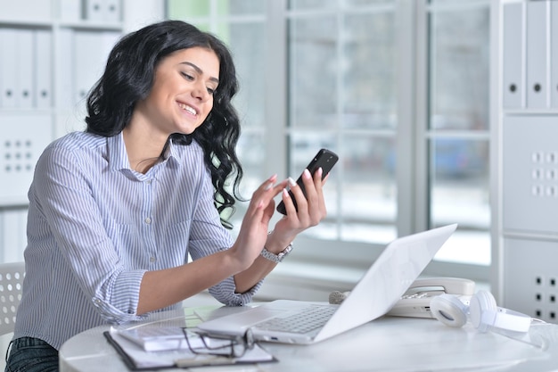 Mujer usando teléfono inteligente