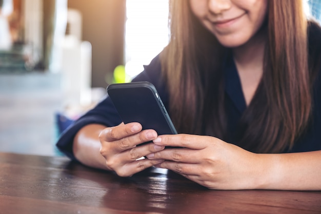 Una mujer usando un teléfono inteligente