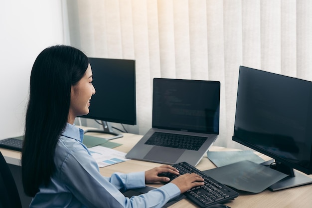 Mujer usando el teléfono mientras está sentada en la mesa