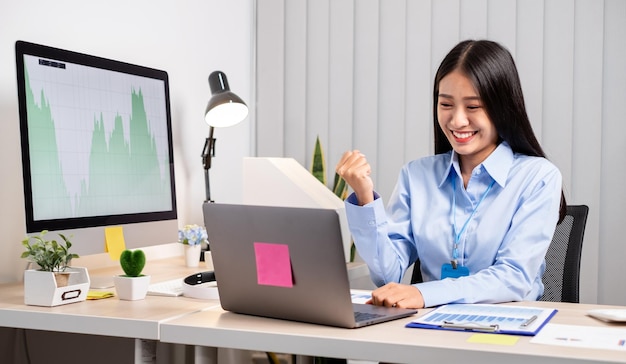 Mujer usando el teléfono mientras está sentada en la mesa