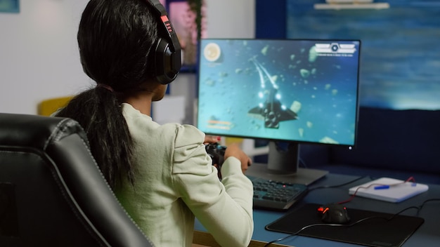 Mujer usando el teléfono mientras está sentada en la mesa