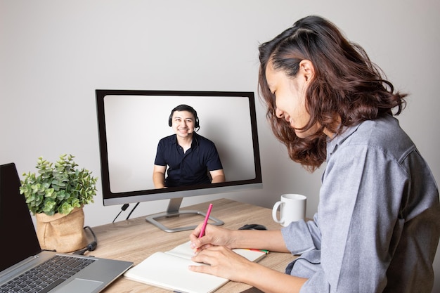 Foto mujer usando el teléfono mientras está sentada en la mesa