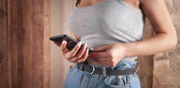 Mujer usando teléfono móvil en casa.