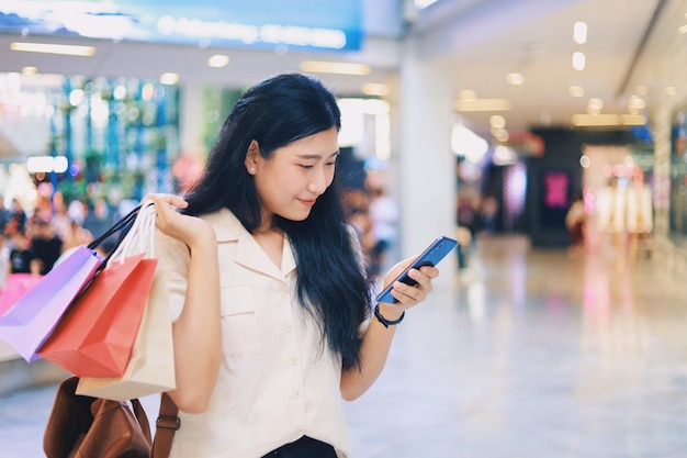 Mujer usando teléfono móvil en un centro comercial