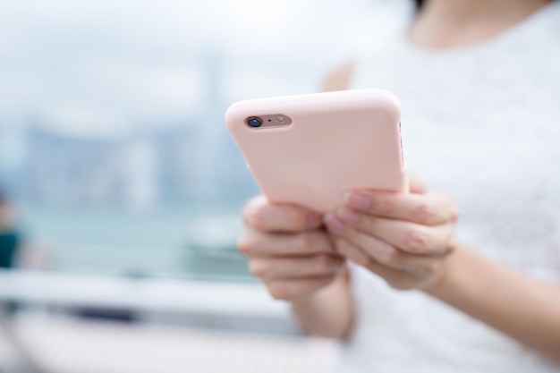 Mujer usando teléfono móvil en línea