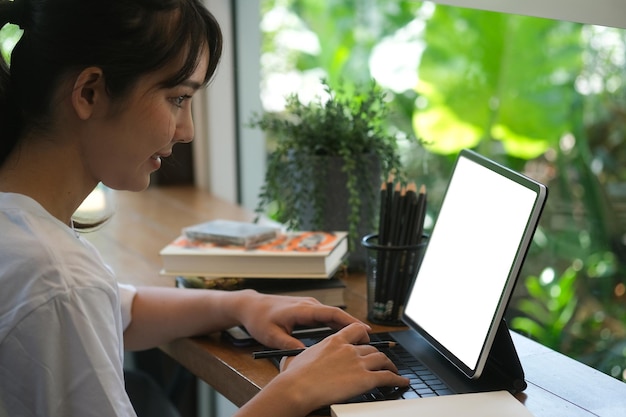 Mujer usando teléfono móvil en la mesa