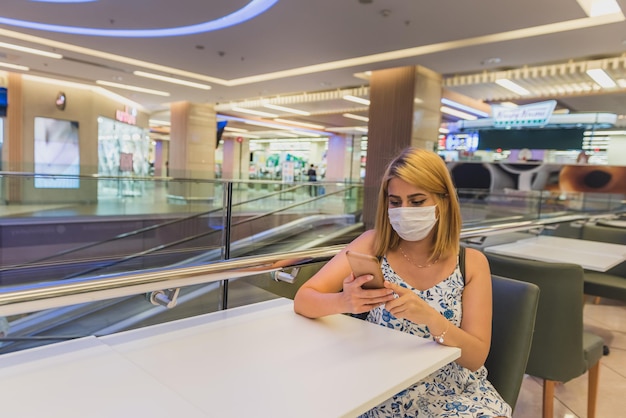 Foto mujer usando teléfono móvil en la mesa