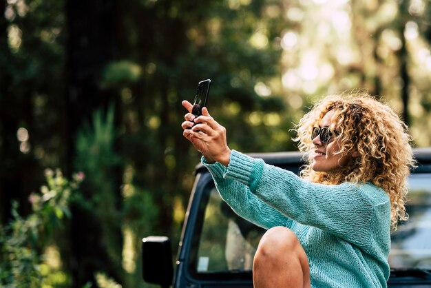 Foto mujer usando teléfono móvil