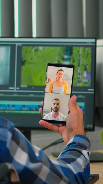 Foto mujer usando teléfono móvil