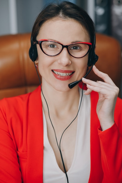 Mujer usar auriculares en la oficina en casa