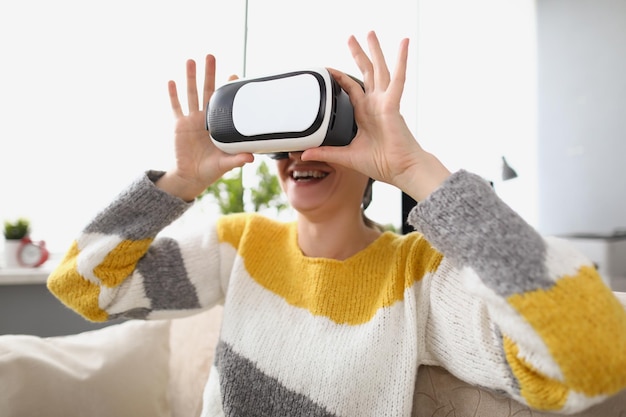 Mujer usar gafas vr dispositivo moderno en casa y reír