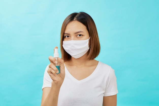 Mujer use máscaras protectoras y desinfectante para manos