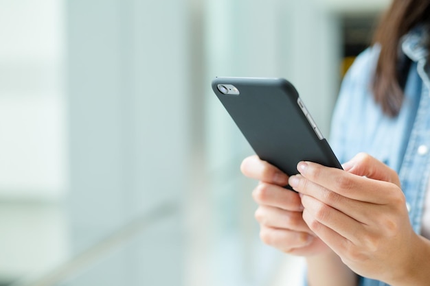 Mujer uso de celular en interiores