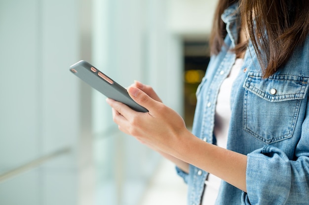 Mujer uso de celular