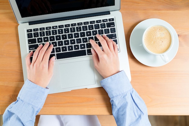 Mujer uso de computadora portátil