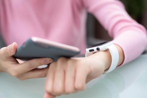 Mujer uso de reloj inteligente y teléfono celular