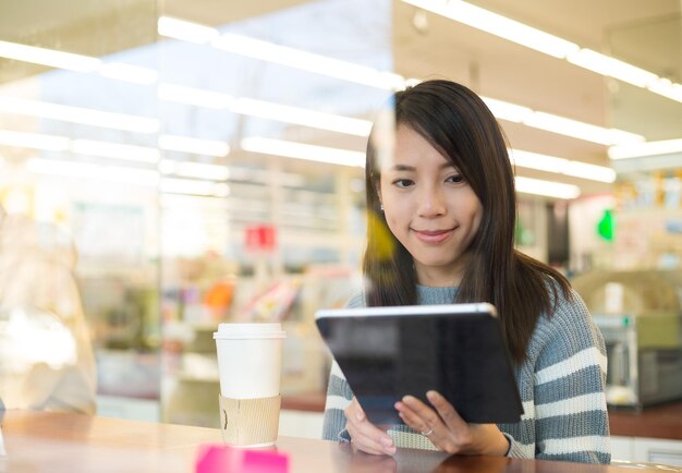 Mujer uso de tablet pc