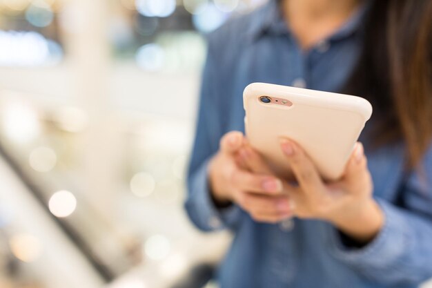 Mujer uso del teléfono celular