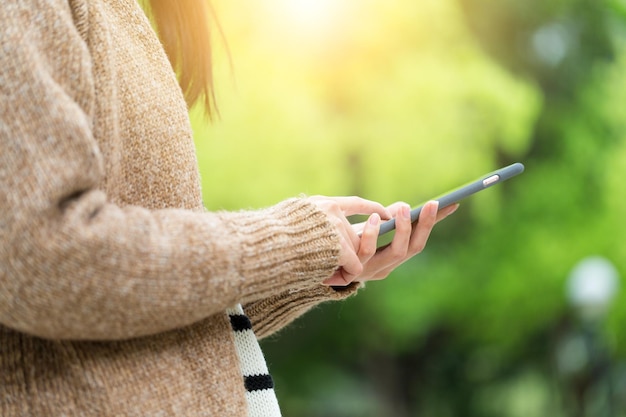 Mujer uso del teléfono celular