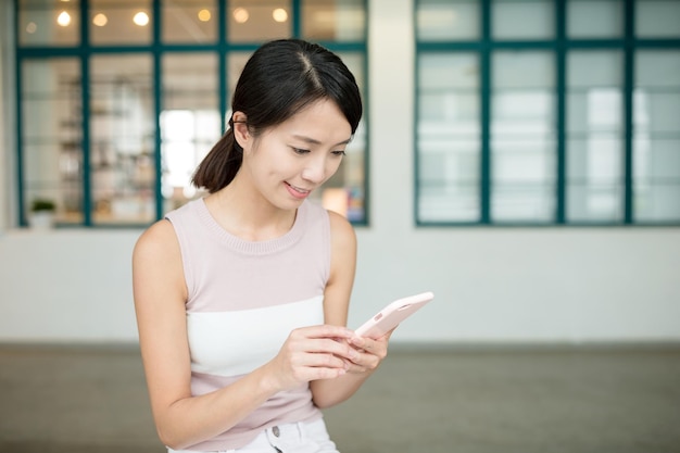 Mujer uso del teléfono celular