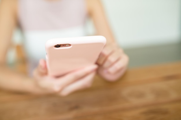 Mujer uso del teléfono celular