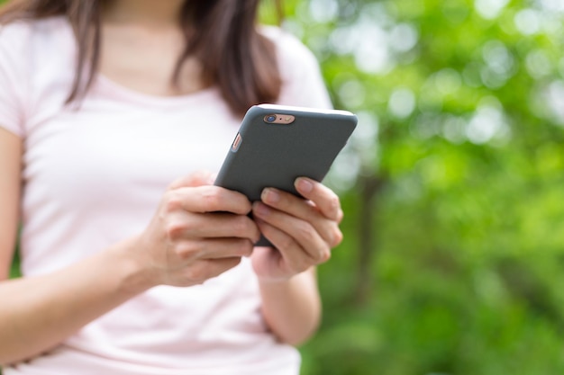 Mujer uso de teléfono inteligente