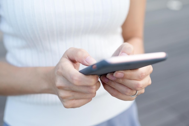 Mujer uso de teléfono inteligente