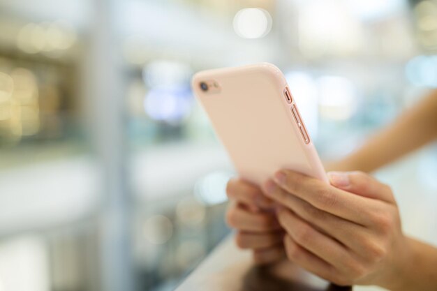 Mujer uso de teléfono inteligente