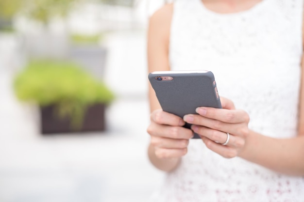 Mujer uso de teléfono inteligente