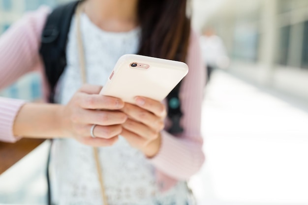 Mujer uso de teléfono inteligente