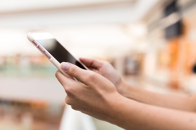 Mujer uso del teléfono móvil