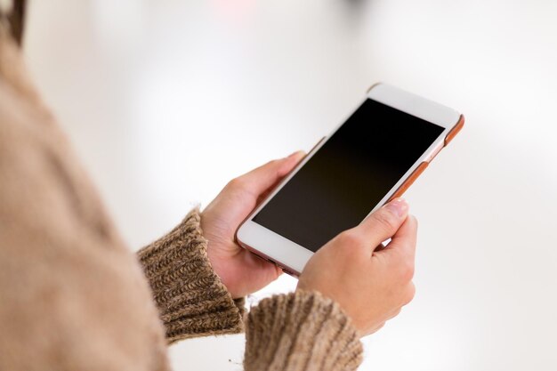 Mujer uso del teléfono móvil