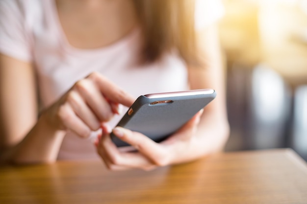 Mujer uso del teléfono móvil