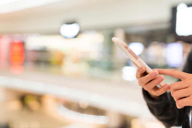 Mujer uso del teléfono móvil