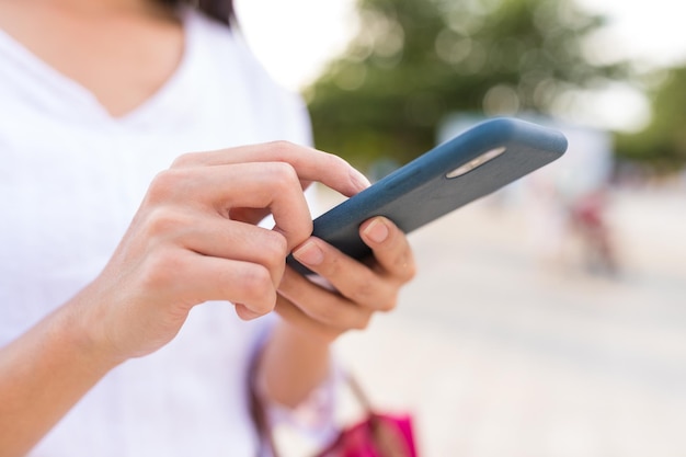 Mujer uso de teléfonos inteligentes en la ciudad