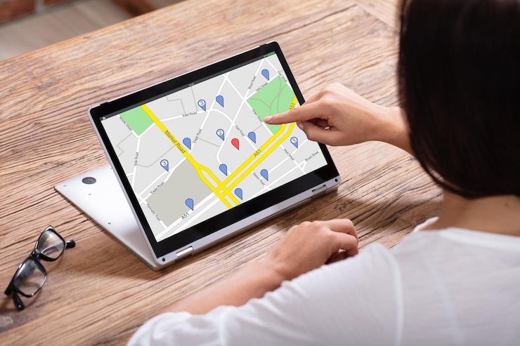 Foto mujer utilizando el mapa de navegación gps en el ordenador portátil digital