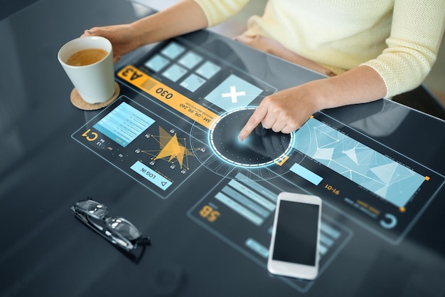 mujer utilizando un panel interactivo con datos