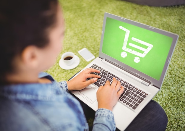 mujer, utilizar, computadora portátil, con, carro de la compra, icono