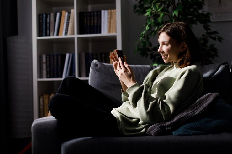 mujer, utilizar, smartphone, en, sofá