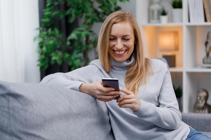 mujer, utilizar, smartphone, en, sofá
