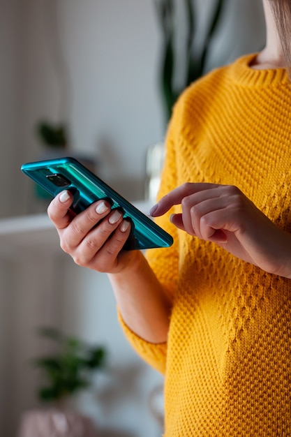 Foto mujer, utilizar, teléfono móvil, tenencia, en, manos