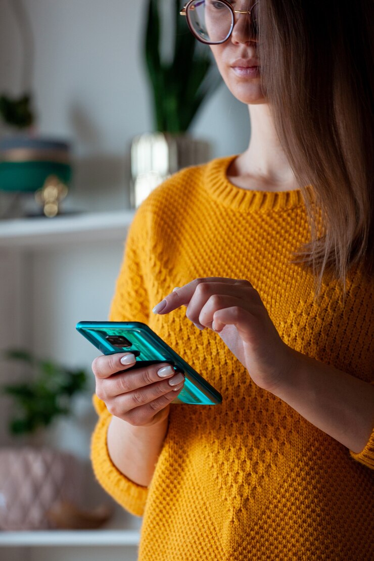 Foto mujer, utilizar, teléfono móvil, tenencia, en, manos