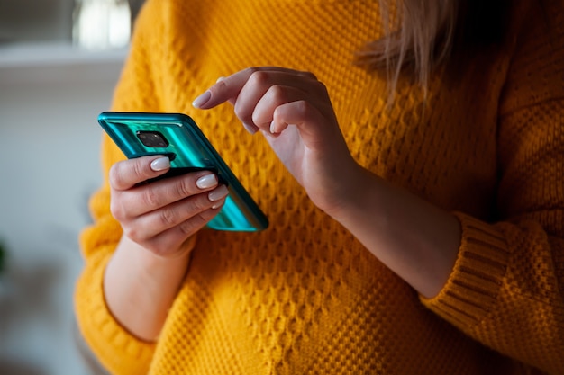 Foto mujer, utilizar, un, teléfono móvil, tenencia, en, manos