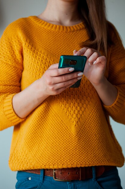 Mujer, utilizar, teléfono móvil, tenencia, en, manos