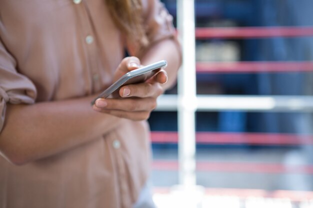 Mujer, utilizar, teléfono móvil